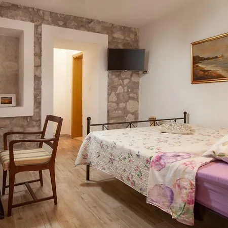 Ctma151/ Renovated Stone House With Private Pool, Located In Makarska, 4 + 2 Persons * Makarská
