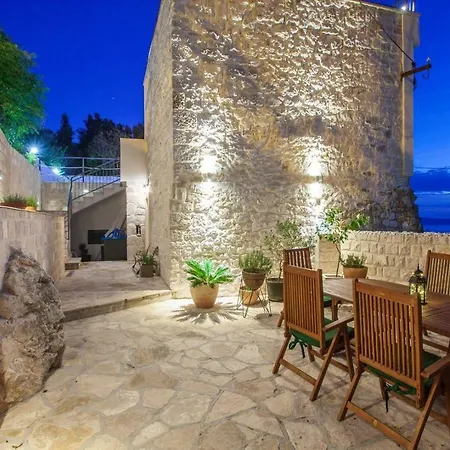 Ctma151/ Renovated Stone House With Private Pool, Located In Makarska, 4 + 2 Persons Makarská