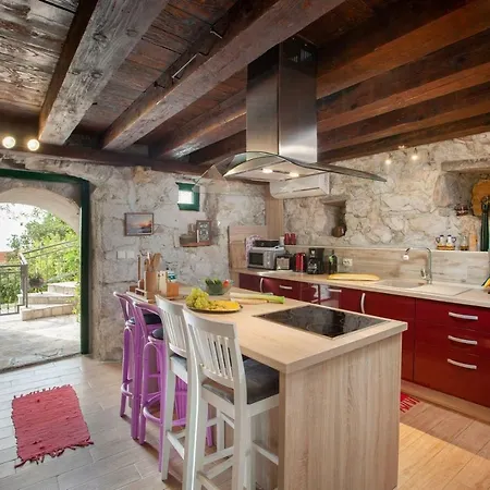Ctma151/ Renovated Stone House With Private Pool, Located In Makarska, 4 + 2 Persons Makarská