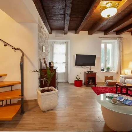 Ctma151/ Renovated Stone House With Private Pool, Located In Makarska, 4 + 2 Persons Vila