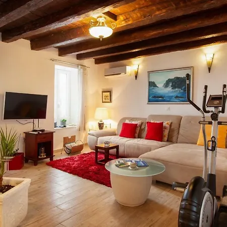 Ctma151/ Renovated Stone House With Private Pool, Located In Makarska, 4 + 2 Persons * Makarská